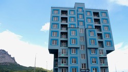 Глава Минвод проверил ход строительства домов для расселения из ветхого жилья 
