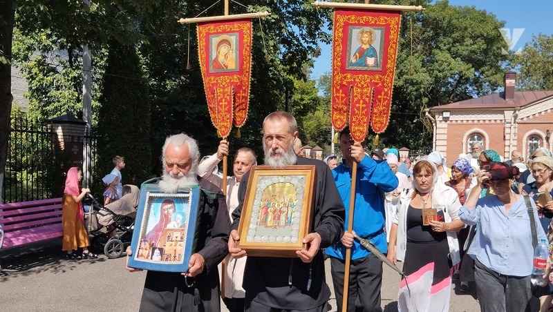 С иконами и хоругвями: в Минеральных Водах прошёл Крестный ход в честь царской семьи