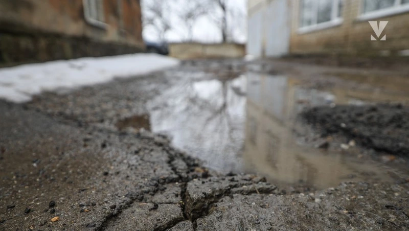 Жители пожаловались на ямы во дворе дома в Минеральных Водах