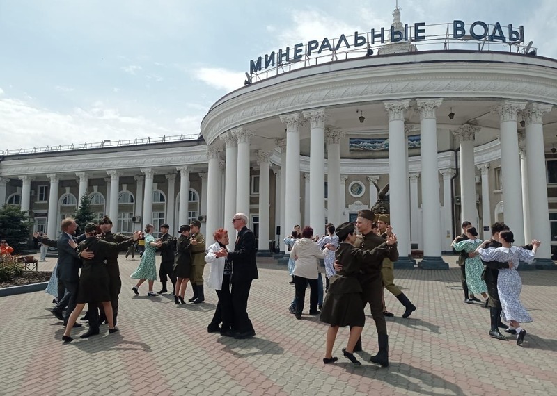 «Вальс Победы» исполнили участники флешмоба на железнодорожном вокзале Минвод