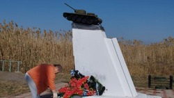Жители посёлка Ленинского навели порядок у мемориала памяти