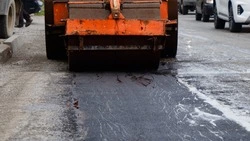 На улице Клубной в посёлке Ленинском укладывают свежий асфальт