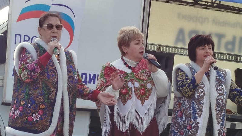 Автоклуб из Минвод поздравил жительниц хутора Возрождения с Днём матери