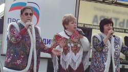 Автоклуб из Минвод поздравил жительниц хутора Возрождения с Днём матери