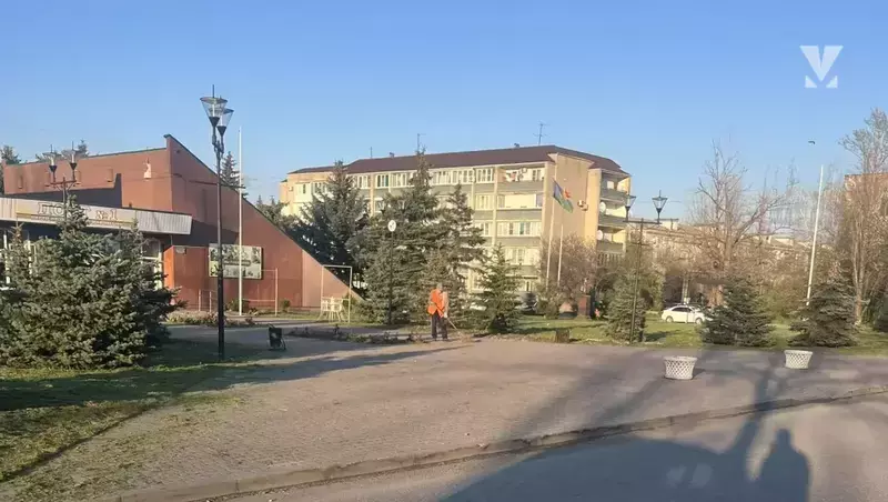 Коммунальщики покосили траву вокруг мемориала Вечной Славы в Минводах