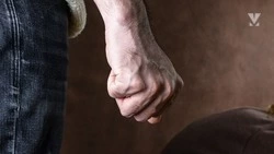 Житель Минвод отмечал день рождения в кафе и избил посетителя