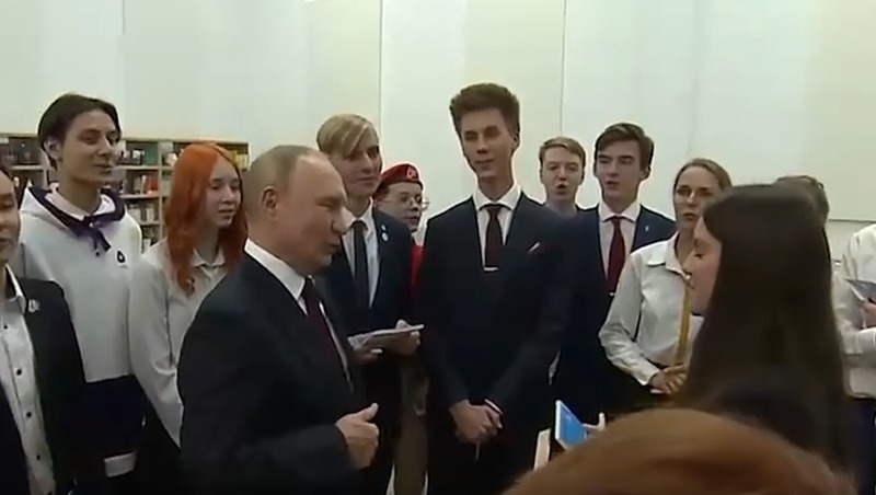Школьница из Минеральных Вод спела гимн с президентом Владимиром Путиным