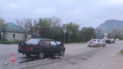 Два автомобиля столкнулись в ДТП в Минводах - пострадал пассажир