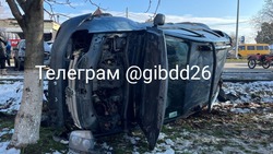 Пьяный водитель в Минводах врезался в три автомобиля и перевернулся 