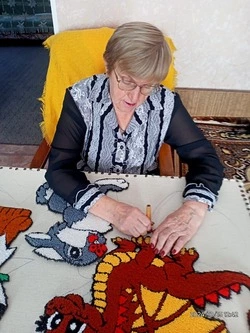 Жительница Нагутского 40 лет занимается ковровой вышивкой по старинной технике