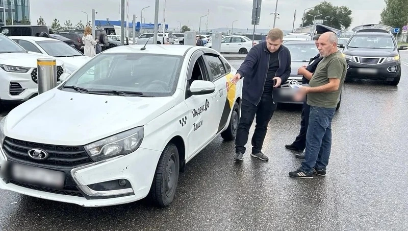 Таксистам у аэропорта Минвод выписали протоколы после рейдов миндора края