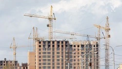 Фасадные работы ведут в многоквартирных домах для переселенцев из аварийного жилья в Минводах