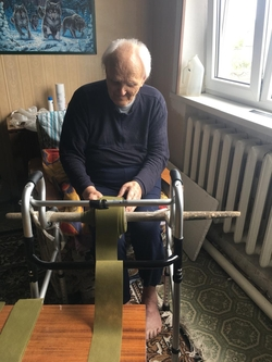 90-летний минераловодчанин помогает плести маскировочные сети для нужд СВО