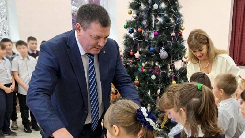 Ставропольская делегация вручила детям Антрацитовского района ЛНР сладкие подарки