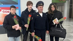 Линейный отдел полиции поздравил пассажирок в аэропорту Минеральных Вод 