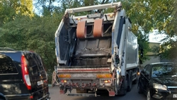 Неаккуратно припаркованную машину во дворе Минеральных Вод задел мусоровоз