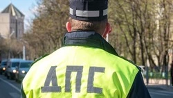 Полицейский из Минвод помог автомобилистке с детьми поменять колесо на трассе