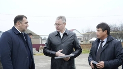 Губернатор Владимиров посетил Канглы, чтобы решить накопившиеся там проблемы 