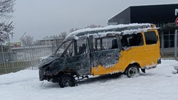 Рядом с автовокзалом в Минводах загорелась пассажирская маршрутка