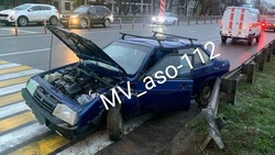 В Минераловодском городском округе водитель врезался в дорожное ограждение