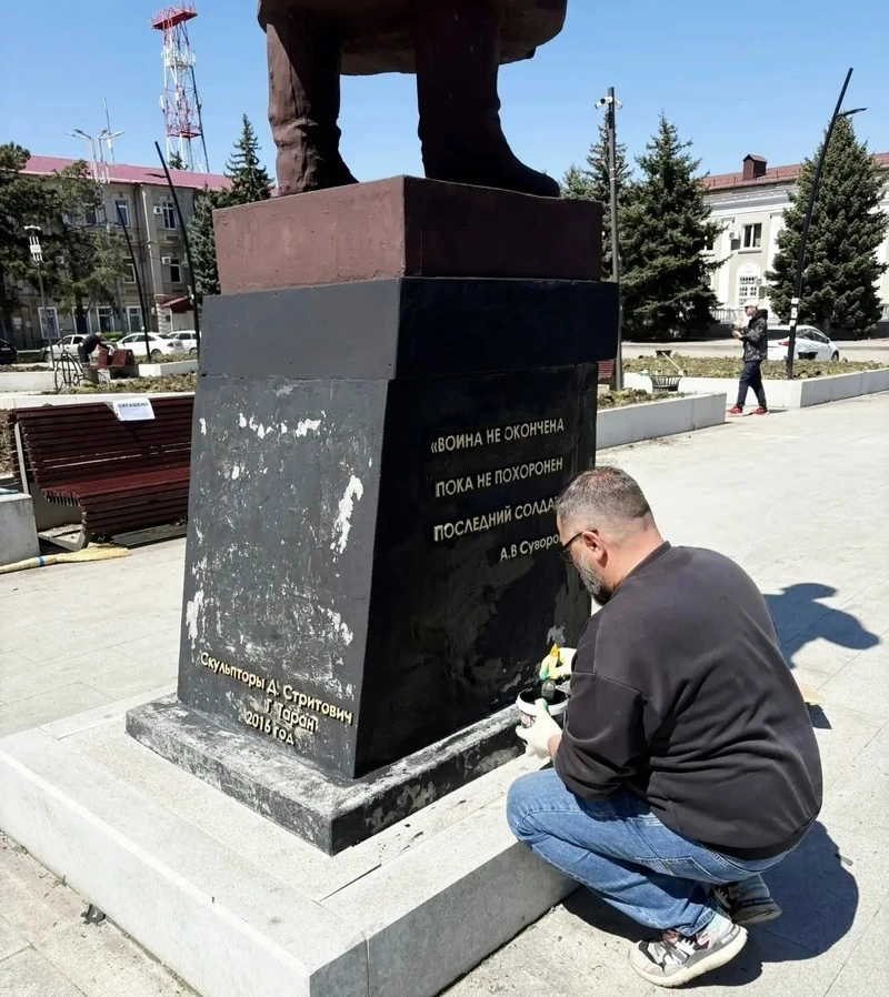 Памятник «Советскому солдату» покрасили перед майскими праздниками в Минводах 