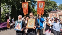 С иконами и хоругвями: в Минеральных Водах прошёл Крестный ход в честь царской семьи