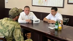 Мэр Минвод встретился с военнослужащим и передал подарок 