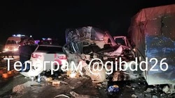 Две легковушки и КАМАЗ столкнулись в Минводах 