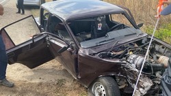 Легковой автомобиль столкнулся с грузовиком в Минераловодском округе