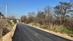 В Левокумке дорогу ремонтируют по краевому проекту