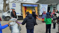 Сотрудники автоклуба Минераловодского округа поздравили детей с Масленицей 