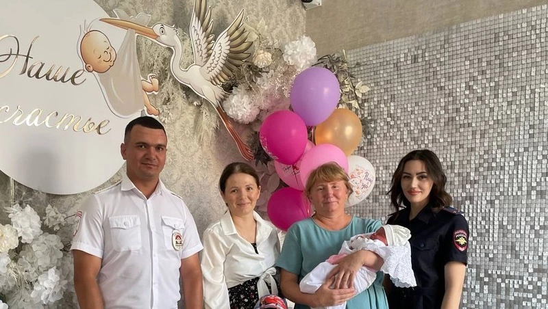 Полицейские Минвод помогли беременной девушке добраться до роддома