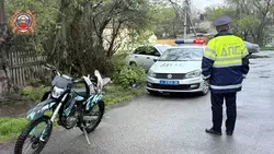 Полиция Минвод задержала подростка на питбайке, который гонял по тротуарам парка