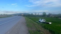 Молодой водитель перевернулся на грузовике в Минераловодском округе