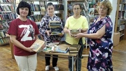 Жители посёлка Ленинского собрали книги для бойцов СВО