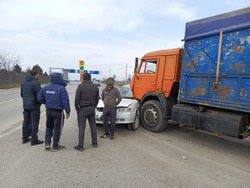 «КАМАЗ» и легковушка столкнулись в Минводах