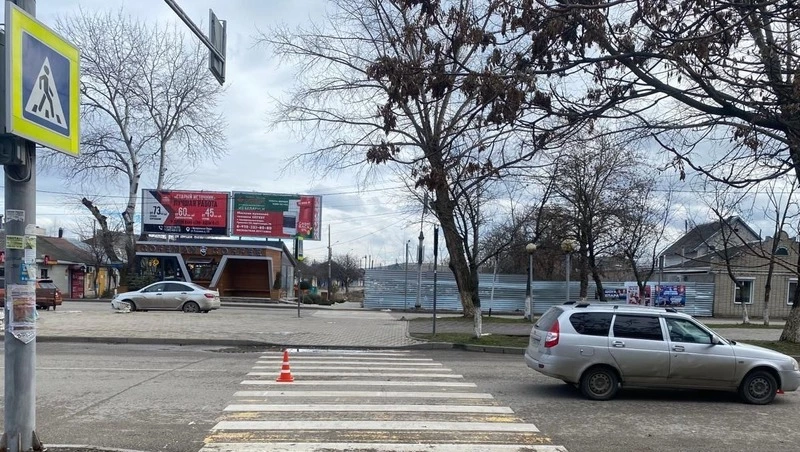 Невнимательный водитель сбил школьницу на переходе в Минводах